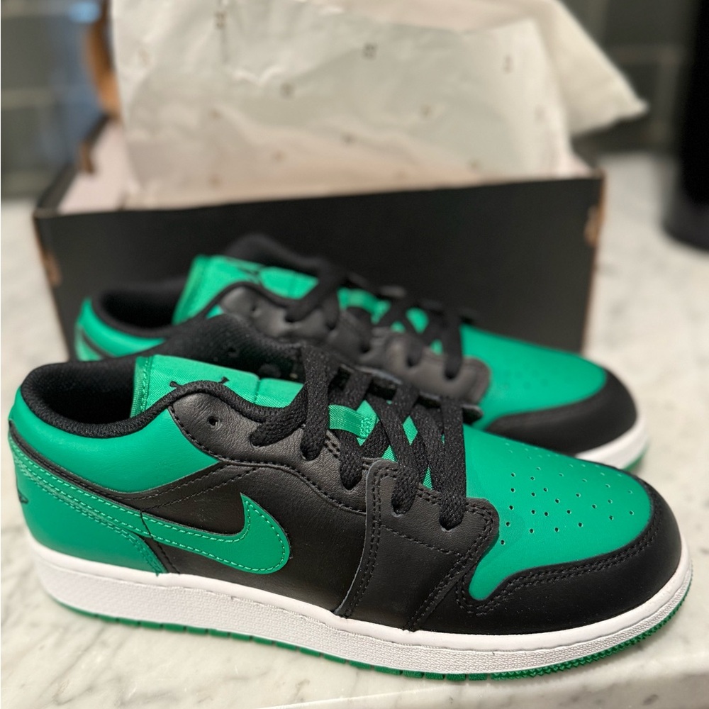NWT Nike Jordan 1 Low Lucky Green (GS) - Picture 4 of 8